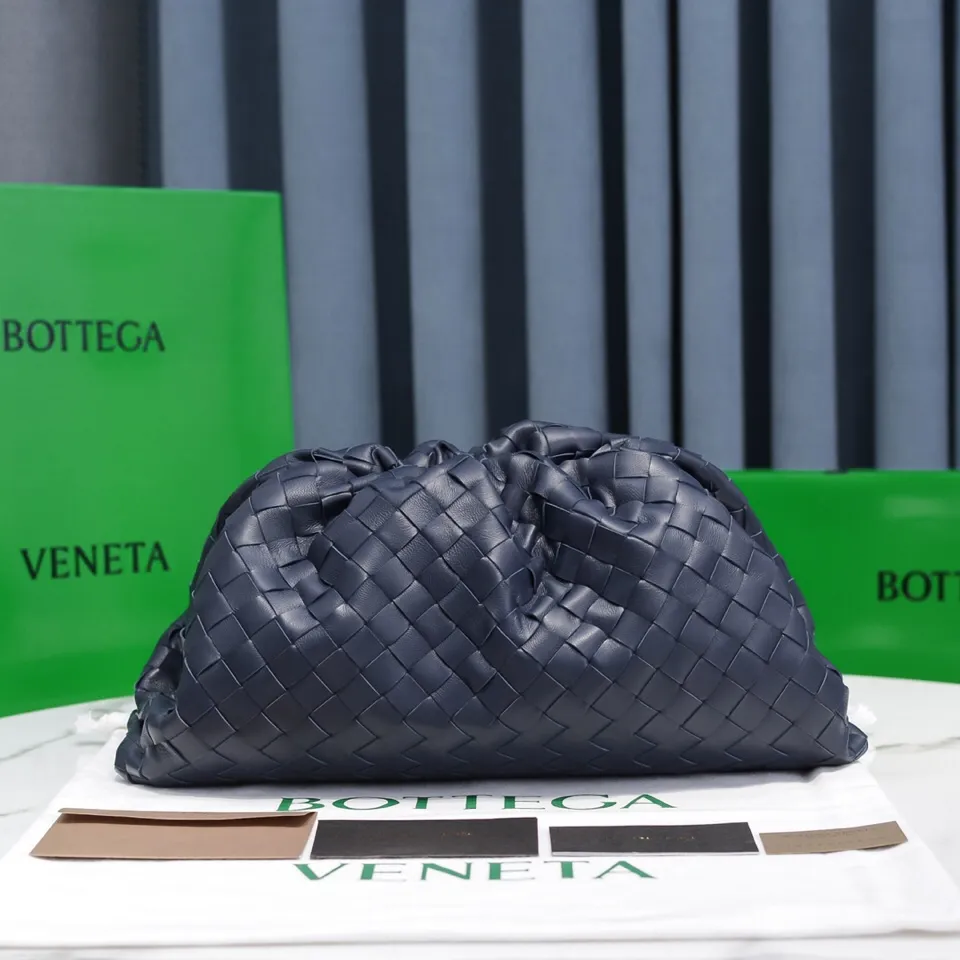 🔥🔥The counterattack of the popular Bottega Veneta started with this series of cloud bags, which went viral in the fashion circle and started a craze! Out of stock, out of stock, out of stock... One piece is hard to find, super hard to buy, regardless of age, season, or occasion. Very classy. Really, if you carry this on the road, it will turn heads! This is also the reason why this series is so expensive. Large size: 38*20*8.5cm [Big Cloud Weave] Black